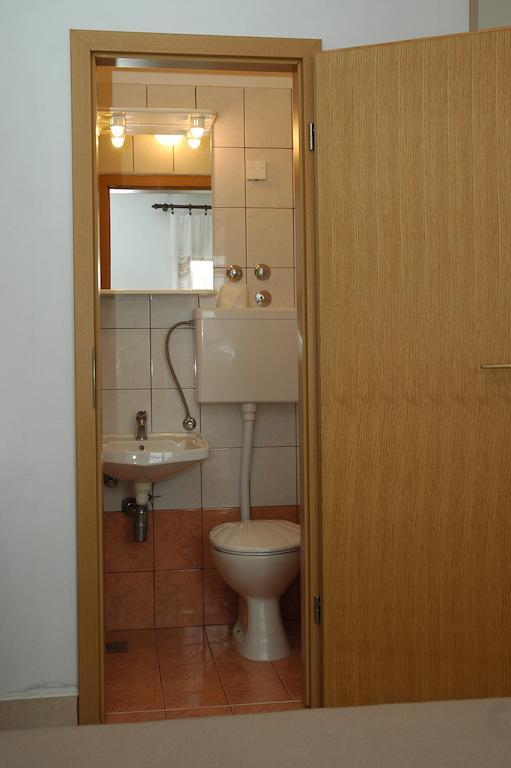 Apartments Jurina 2 Krk Town Oda fotoğraf